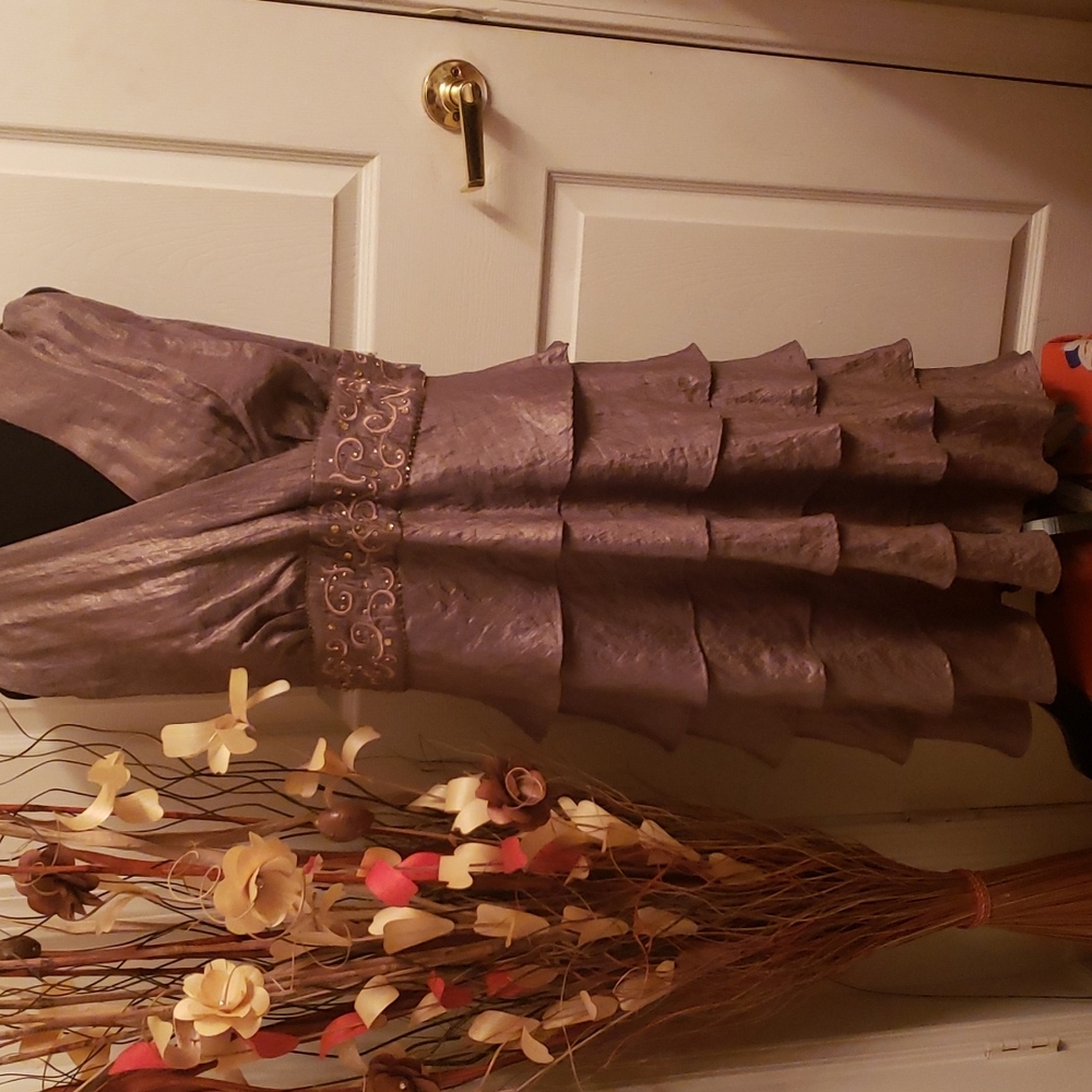 R&M Richards NEW Gold Women's Size 24 W Tiered Shimmer Embellish Dress $109 MSRP